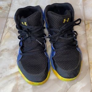 Youth sneakers size 5 Under Armour